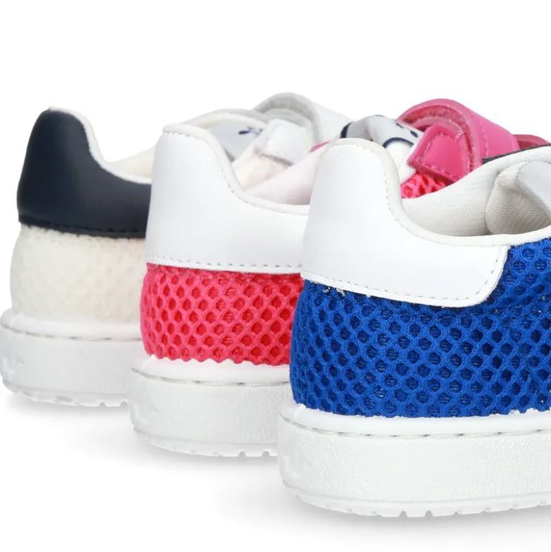 Zapatilla VERANO sin cordones y con rayas laterales en piel lavable combinada con lona rejilla.
