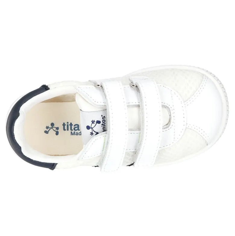 Zapatilla VERANO sin cordones y con rayas laterales en piel lavable combinada con lona rejilla.