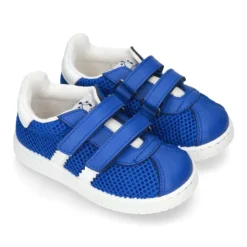 Zapatilla VERANO sin cordones y con rayas laterales en piel lavable combinada con lona rejilla.