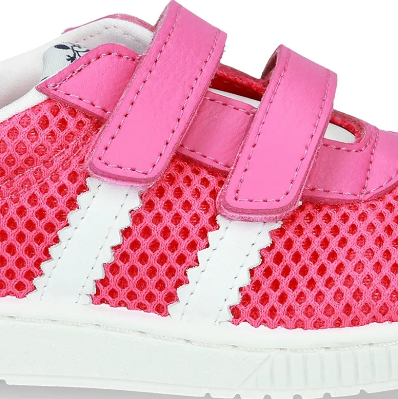 Zapatilla VERANO sin cordones y con rayas laterales en piel lavable combinada con lona rejilla.