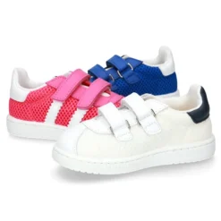 Zapatilla VERANO sin cordones y con rayas laterales en piel lavable combinada con lona rejilla.