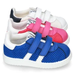 Zapatilla VERANO sin cordones y con rayas laterales en piel lavable combinada con lona rejilla.