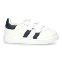 Zapatilla VERANO sin cordones y con rayas laterales en piel lavable combinada con lona rejilla.