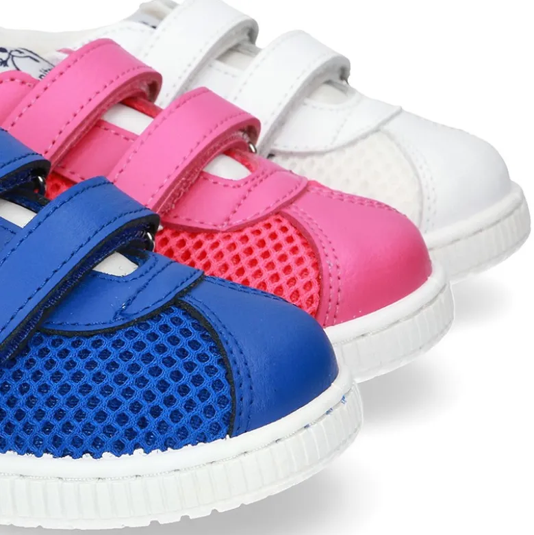 Zapatilla VERANO sin cordones y con rayas laterales en piel lavable combinada con lona rejilla.