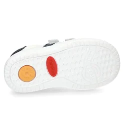 Zapatilla VERANO sin cordones y con rayas laterales en piel lavable combinada con lona rejilla.