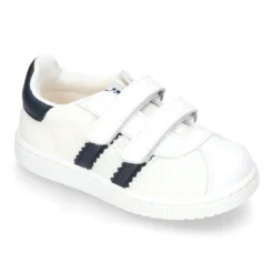 Zapatilla VERANO sin cordones y con rayas laterales en piel lavable combinada con lona rejilla.
