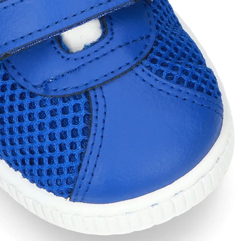 Zapatilla VERANO sin cordones y con rayas laterales en piel lavable combinada con lona rejilla.