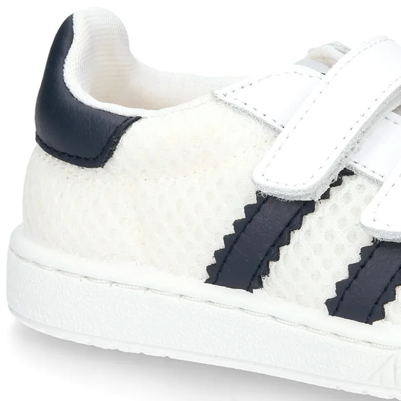 Zapatilla VERANO sin cordones y con rayas laterales en piel lavable combinada con lona rejilla.