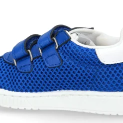 Zapatilla VERANO sin cordones y con rayas laterales en piel lavable combinada con lona rejilla.