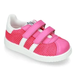 Zapatilla VERANO sin cordones y con rayas laterales en piel lavable combinada con lona rejilla.