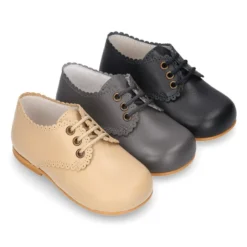 Zapatito clásico tipo BLUCHER con festón en piel napa.