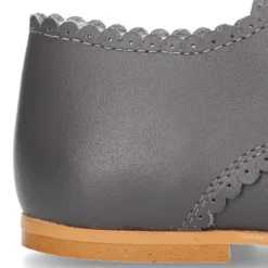 Zapatito clásico tipo BLUCHER con festón en piel napa.