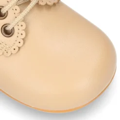 Zapatito clásico tipo BLUCHER con festón en piel napa.