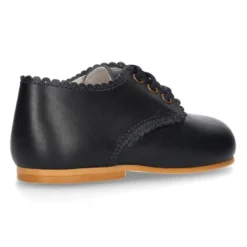 Zapatito clásico tipo BLUCHER con festón en piel napa.
