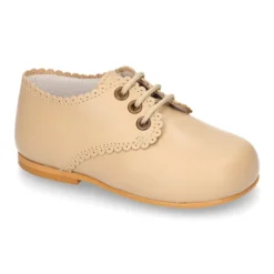 Zapatito clásico tipo BLUCHER con festón en piel napa.