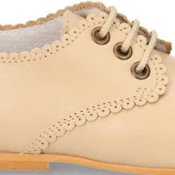 Zapatito clásico tipo BLUCHER con festón en piel napa.