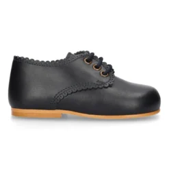 Zapatito clásico tipo BLUCHER con festón en piel napa.