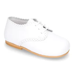 Zapatito clásico tipo BLUCHER con festón en piel napa.