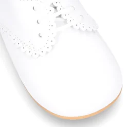 Zapatito clásico tipo BLUCHER con festón en piel napa.