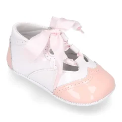 Zapatito inglesito bebé lazos en piel charol.