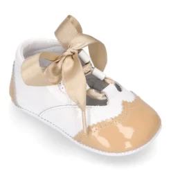 Zapatito inglesito bebé lazos en piel charol.