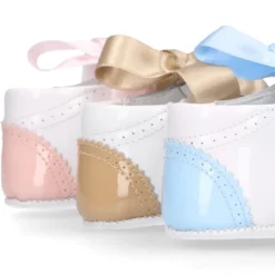 Zapatito inglesito bebé lazos en piel charol.