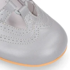 Zapatito inglesito estilizado sin lengüeta en piel.