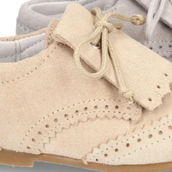 Zapatito niño tipo Blucher con lengüeta y picados en serraje PRIMAVERA.