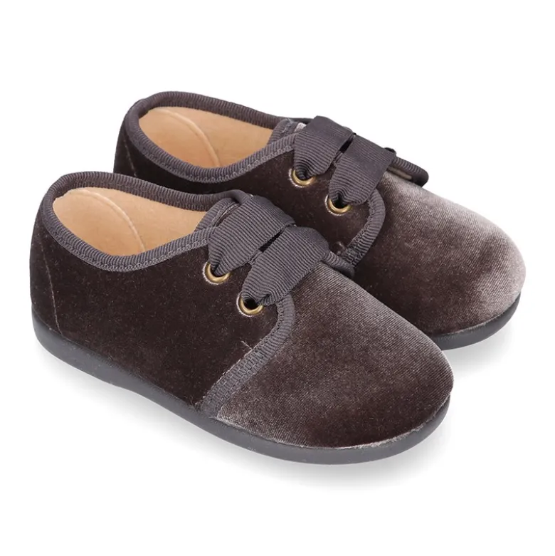 Zapatito niño tipo Blucher en terciopelo.
