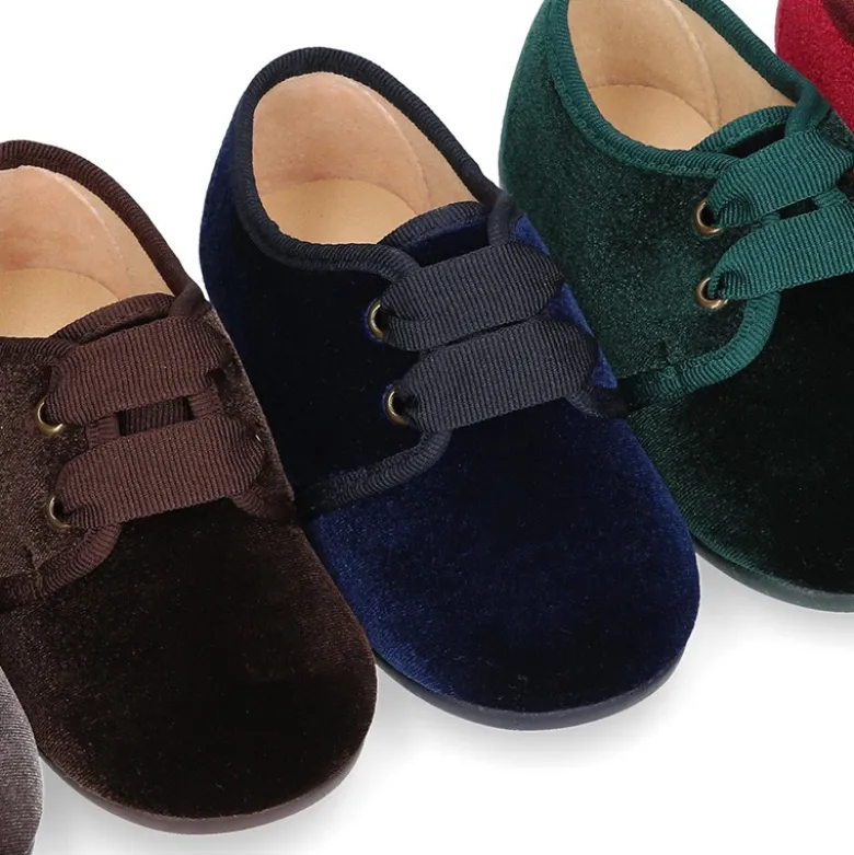 Zapatito niño tipo Blucher en terciopelo.