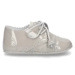 Zapatito tipo BLUCHER bebé niño con borlas en charol con lino.