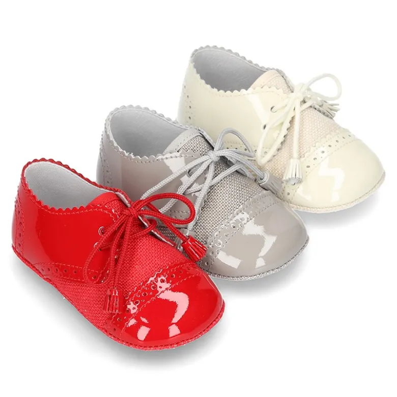 Zapatito tipo BLUCHER bebé niño con borlas en charol con lino.