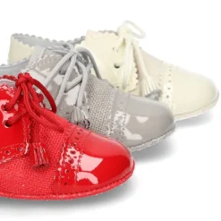 Zapatito tipo BLUCHER bebé niño con borlas en charol con lino.