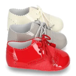 Zapatito tipo BLUCHER bebé niño con borlas en charol con lino.