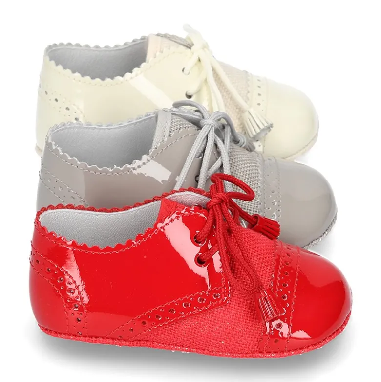 Zapatito tipo BLUCHER bebé niño con borlas en charol con lino.