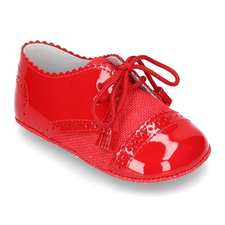 Zapatito tipo BLUCHER bebé niño con borlas en charol con lino.