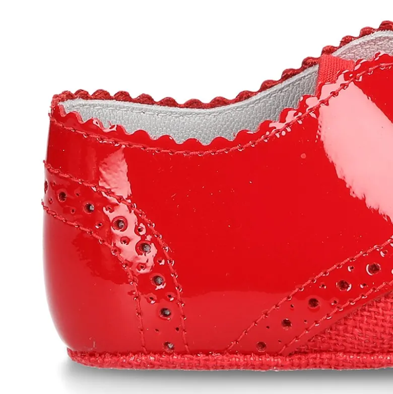 Zapatito tipo BLUCHER bebé niño con borlas en charol con lino.