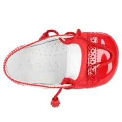 Zapatito tipo BLUCHER bebé niño con borlas en charol con lino.