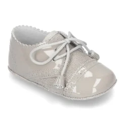 Zapatito tipo BLUCHER bebé niño con borlas en charol con lino.