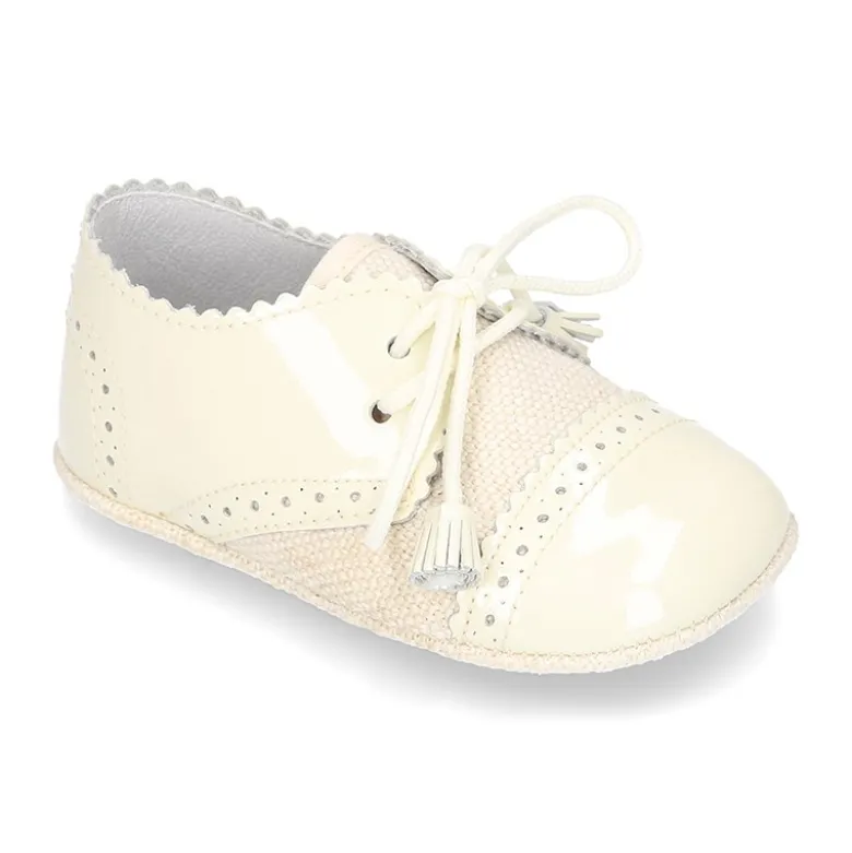 Zapatito tipo BLUCHER bebé niño con borlas en charol con lino.