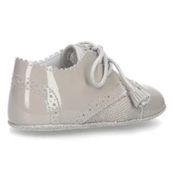 Zapatito tipo BLUCHER bebé niño con borlas en charol con lino.