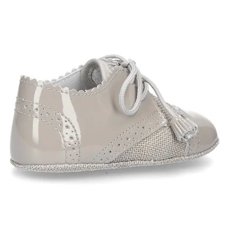Zapatito tipo BLUCHER bebé niño con borlas en charol con lino.