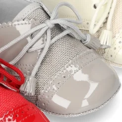 Zapatito tipo BLUCHER bebé niño con borlas en charol con lino.