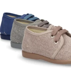 Zapatito tipo Blucher con cordones en lona efecto lavado.