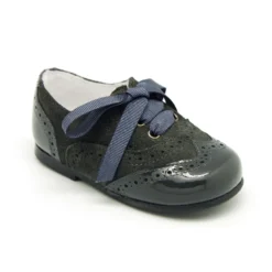 Zapatito tipo Blucher con lazos y picados en piel serraje con charol.