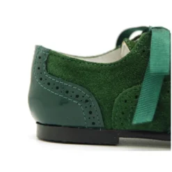 Zapatito tipo Blucher con lazos y picados en piel serraje con charol.