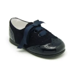 Zapatito tipo Blucher con lazos y picados en piel serraje con charol.
