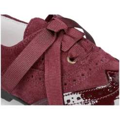 Zapatito tipo Blucher con lazos y picados en piel serraje con charol.