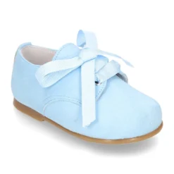 Zapatito tipo Blucher con lazo en piel ante suave en colores pasteles.
