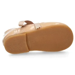Zapatito tipo Blucher con lazo y picados en charol y colores dulces.
